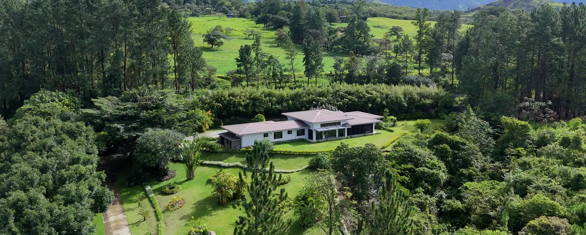 Casas personalizadas de Lucero entre los bosques de las tierras altas