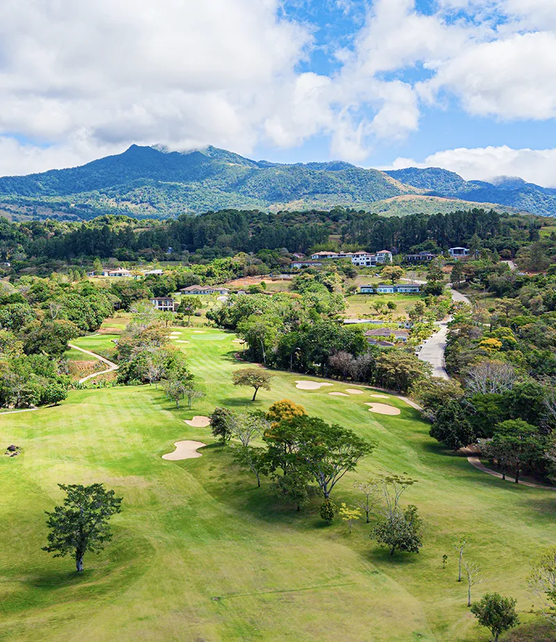 Campo de golf de campeonato de Lucero bajo las montañas de Chiriquí