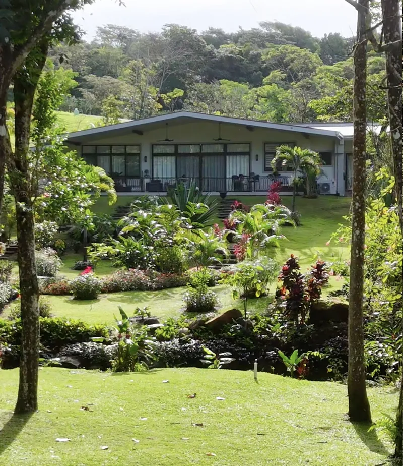 Casa personalizada de Lucero rodeada de exuberantes jardines